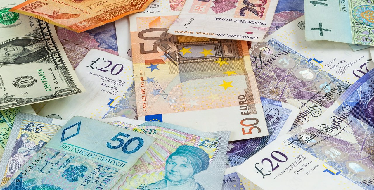 Survey: Half of Czechs prefer to use cash while traveling abroad